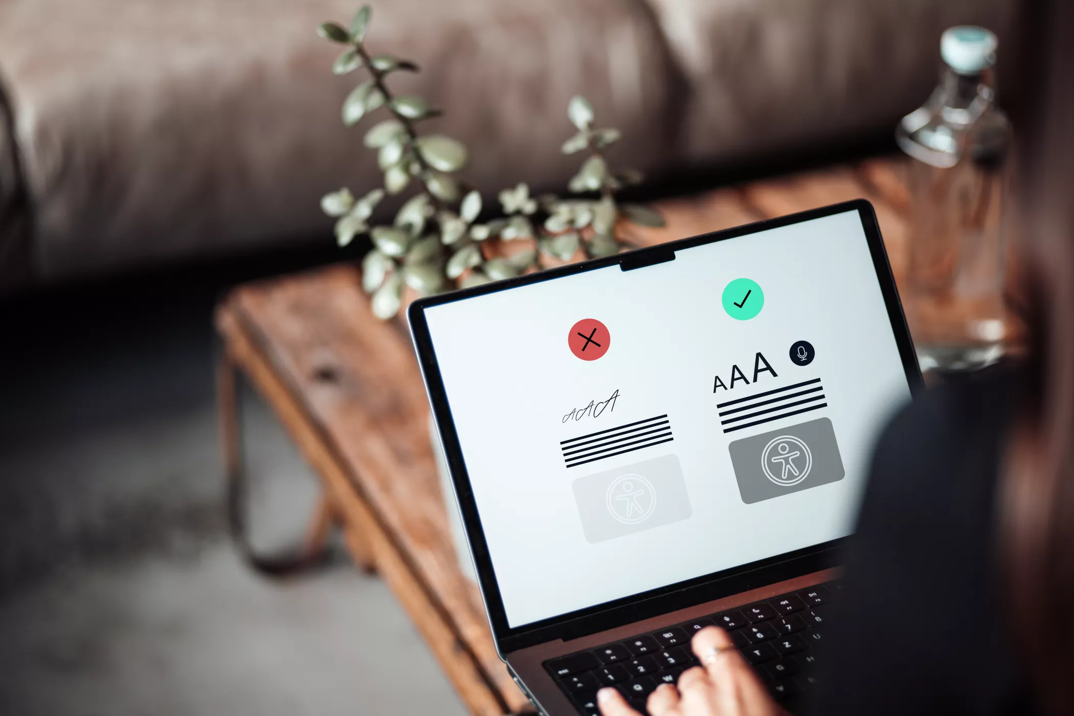 Ein Laptop zeigt eine Grafik zum Thema Barrierefreiheit für Websites.