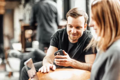 Mitarbeiter der Digitalagentur BICEPS analysiert Local-SEO- und Google-Business-Strategien auf dem Smartphone, um die lokale Sichtbarkeit von Unternehmen in Suchmaschinen zu verbessern.