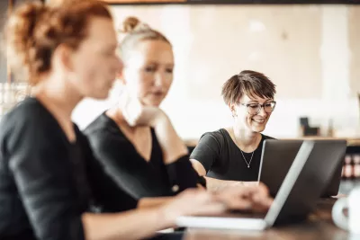 Mitarbeiterinnen der Digitalagentur BICEPS analysieren gemeinsam Inhalte und Strategien für SEO, GEO und digitale Sichtbarkeit in Suchmaschinen und KI-Systemen.