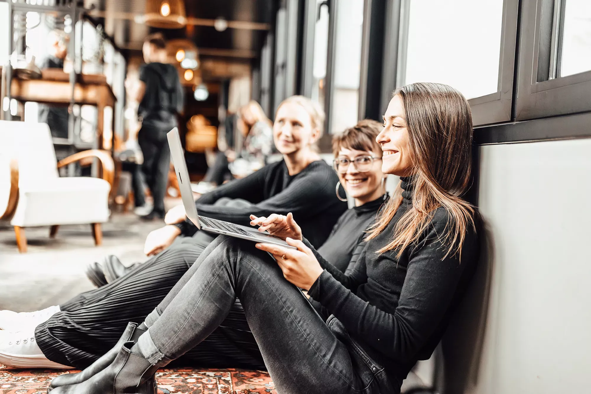 Mitarbeiterinnen der Digitalagentur BICEPS arbeiten gemeinsam an Strategien für GEO, SEO und die Sichtbarkeit von Websites in KI-Systemen wie ChatGPT und Perplexity.