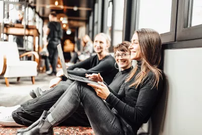 Mitarbeiterinnen der Digitalagentur BICEPS arbeiten gemeinsam an Strategien für GEO, SEO und die Sichtbarkeit von Websites in KI-Systemen wie ChatGPT und Perplexity.