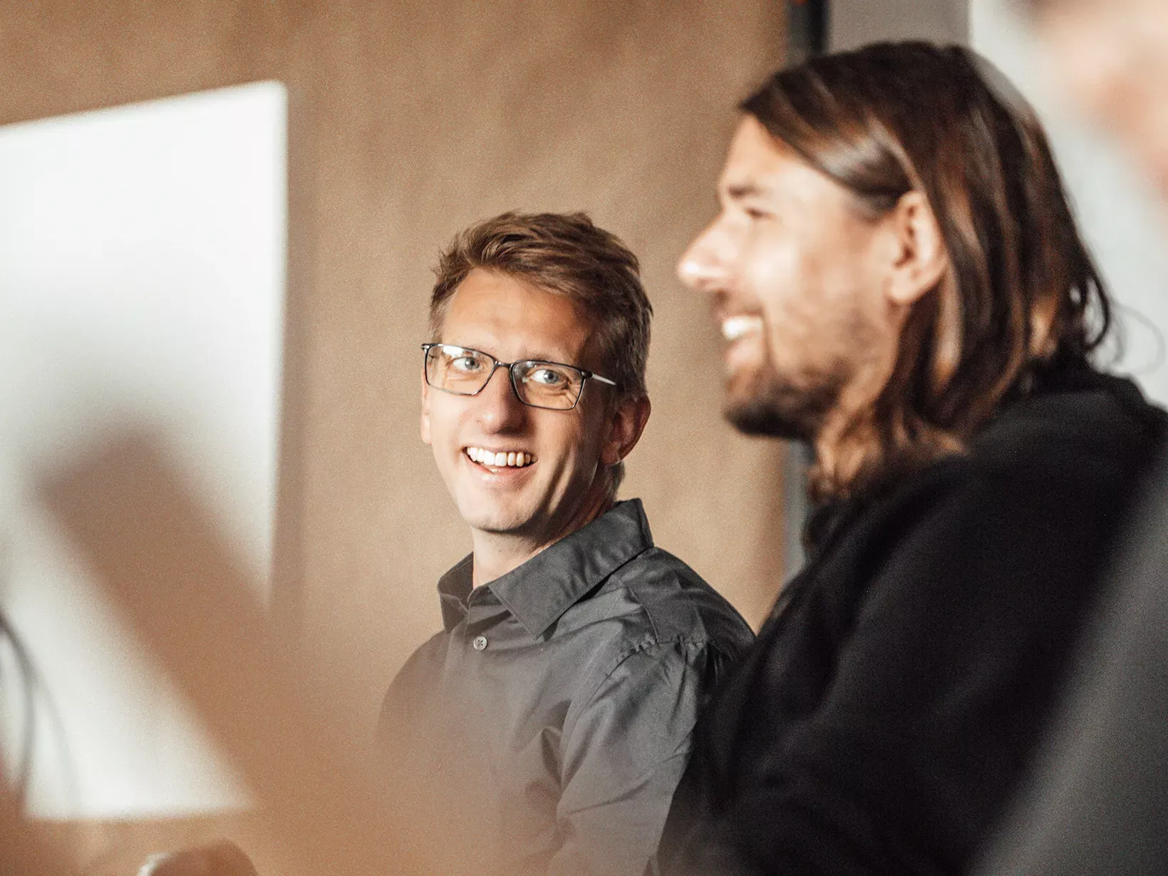 Zwei Mitarbeiter der Digitalagentur BICEPS besprechen individuelle Softwarelösungen und digitale Prozesse für die Entwicklung moderner Individualsoftware.
