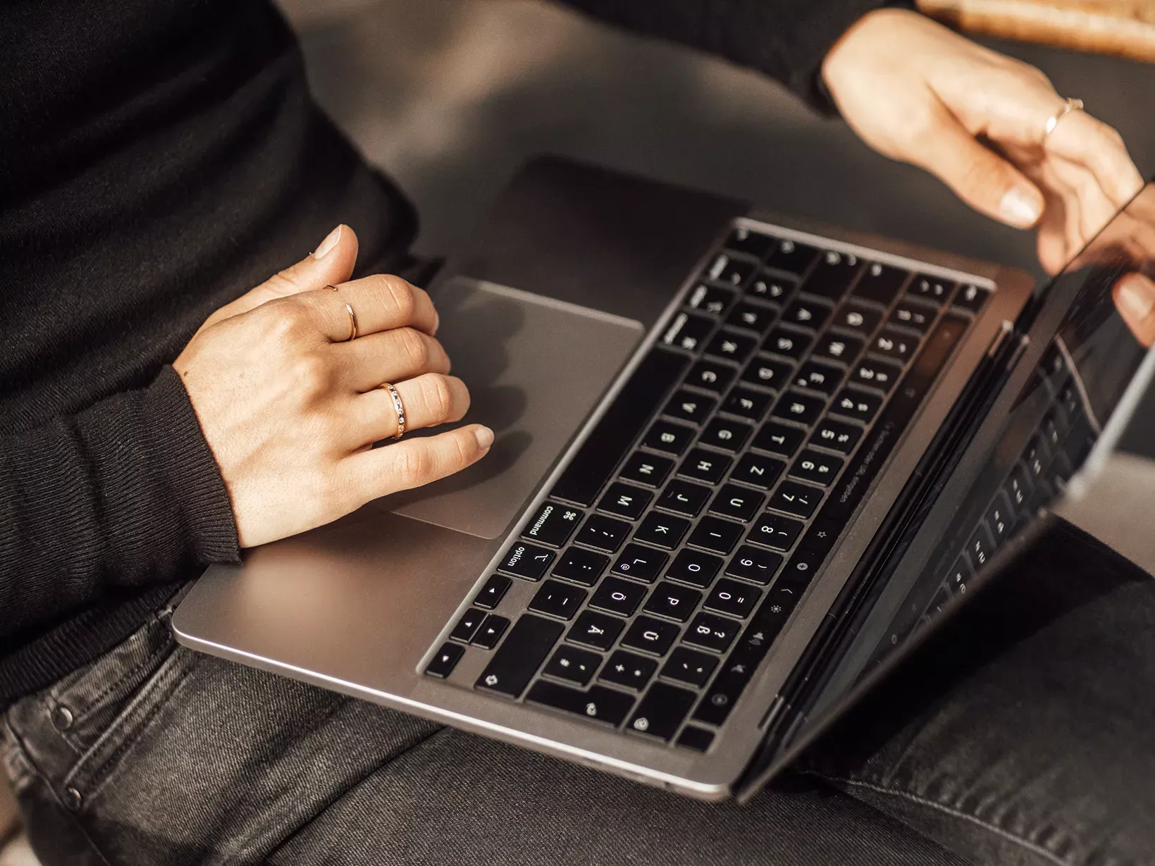 Nahaufnahme eines Laptops während der Arbeit an SEO, Website-Optimierung und digitalen Marketingstrategien bei der Digitalagentur BICEPS.