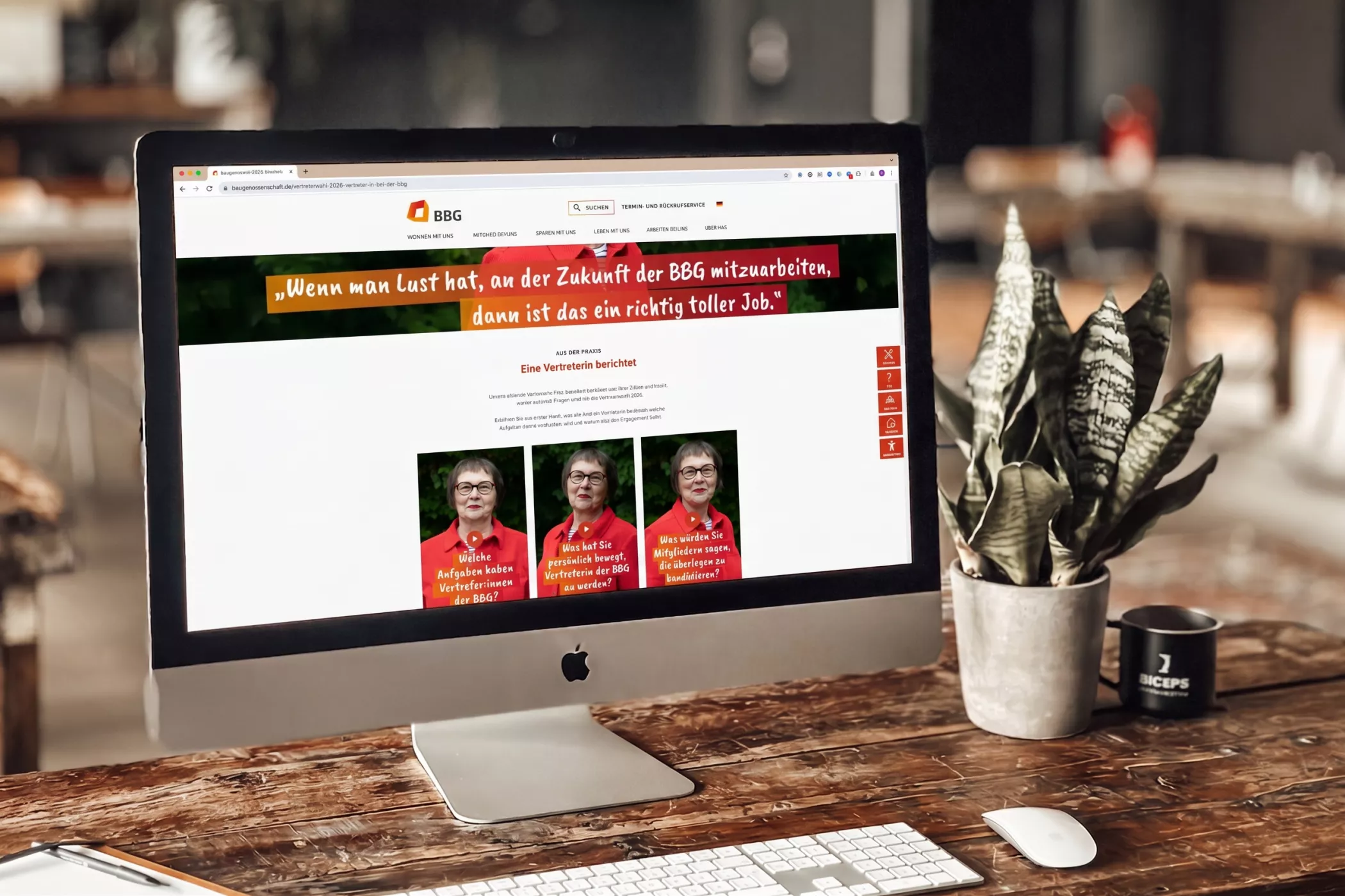 Ein Desktop-Monitor zeigt den Erklärvideos-Bereich der Website der Braunschweiger Baugenossenschaft, entwickelt von BICEPS Werbeagentur.