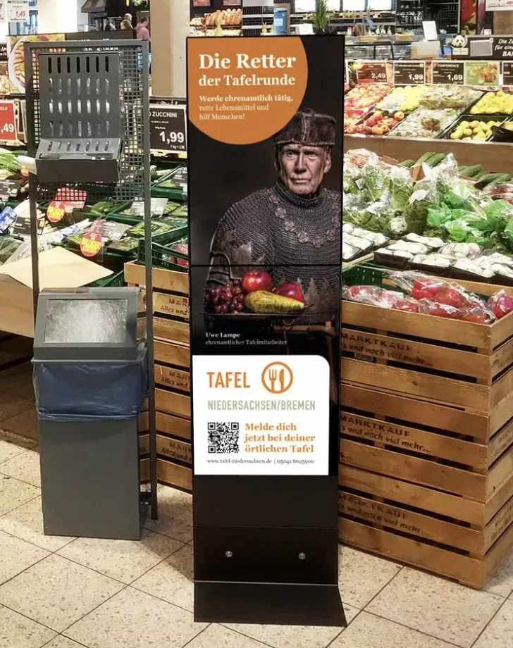 Ein Aufsteller in einem Supermarkt zeigt das Kampagnenmotiv der