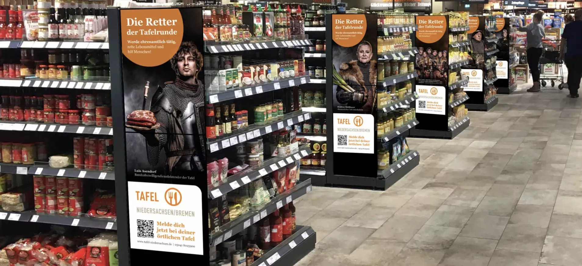 An Regalen im Supermarkt sind Plakate der Kampagne