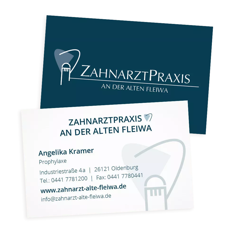 Zwei Visitenkarten der „Zahnarztpraxis an der Alten Fleiwa“. Die Vorderseite zeigt das dunkelblaue Praxislogo mit stilisierter Silhouette der Alten Fleiwa und Schriftzug. Die Rückseite enthält auf weißem Hintergrund die Kontaktdaten von Angelika Kramer (Prophylaxe), ebenfalls ergänzt durch das Praxislogo. Die Gestaltung ist klar, hochwertig und lokal geprägt.