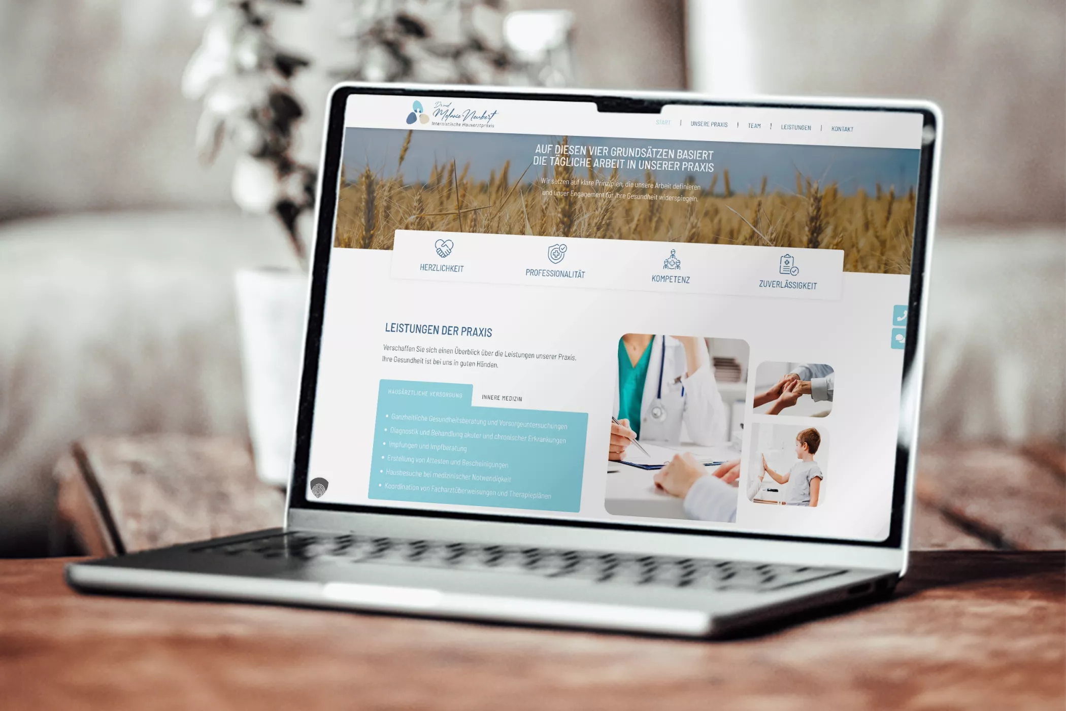 Ein Laptop auf einem Holztisch zeigt die Website der „Internistischen Hausarztpraxis Dr. med. Melanie Neubert“. Auf dem Bildschirm ist die Startseite mit vier Leitwerten (Freundlichkeit, Professionalität, Kompetenz, Zuverlässigkeit) und einem Hintergrundbild mit Ährenfeld zu sehen. Darunter werden die Leistungen der Praxis in einem übersichtlichen Layout mit Icons und Fotos präsentiert. Das Design wirkt modern, freundlich und klar strukturiert.