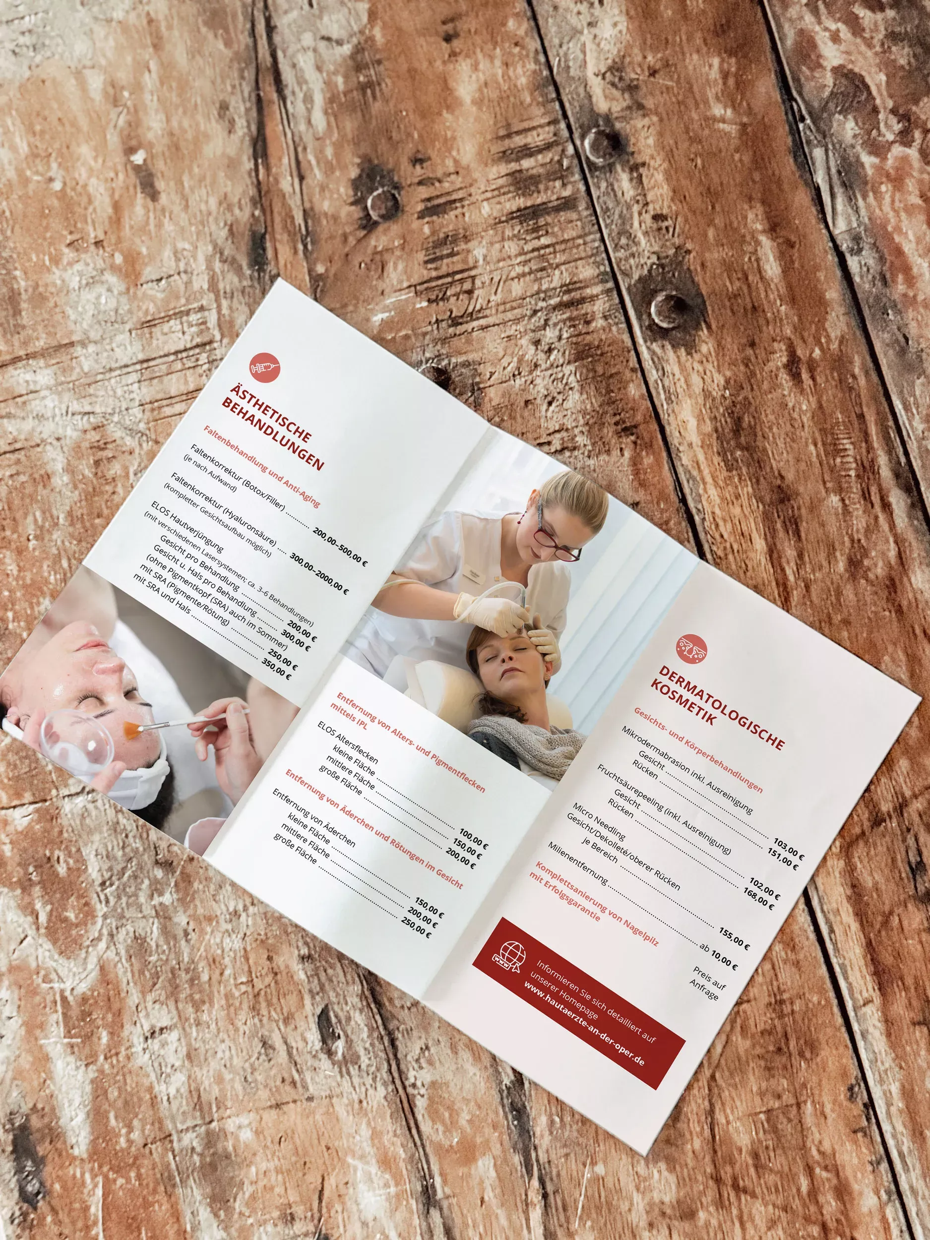 Auf einem rustikalen Holztisch liegt ein geöffneter Flyer der 