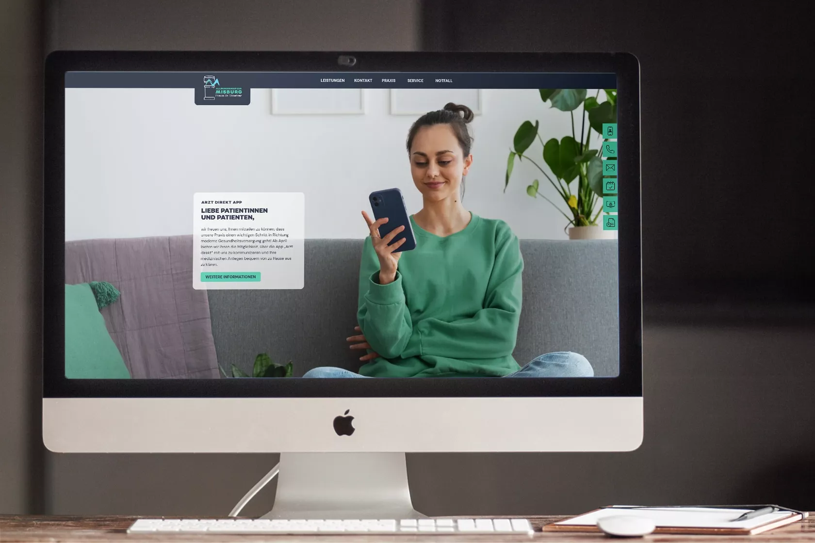 Ein iMac auf einem Schreibtisch zeigt die Startseite der Website der 