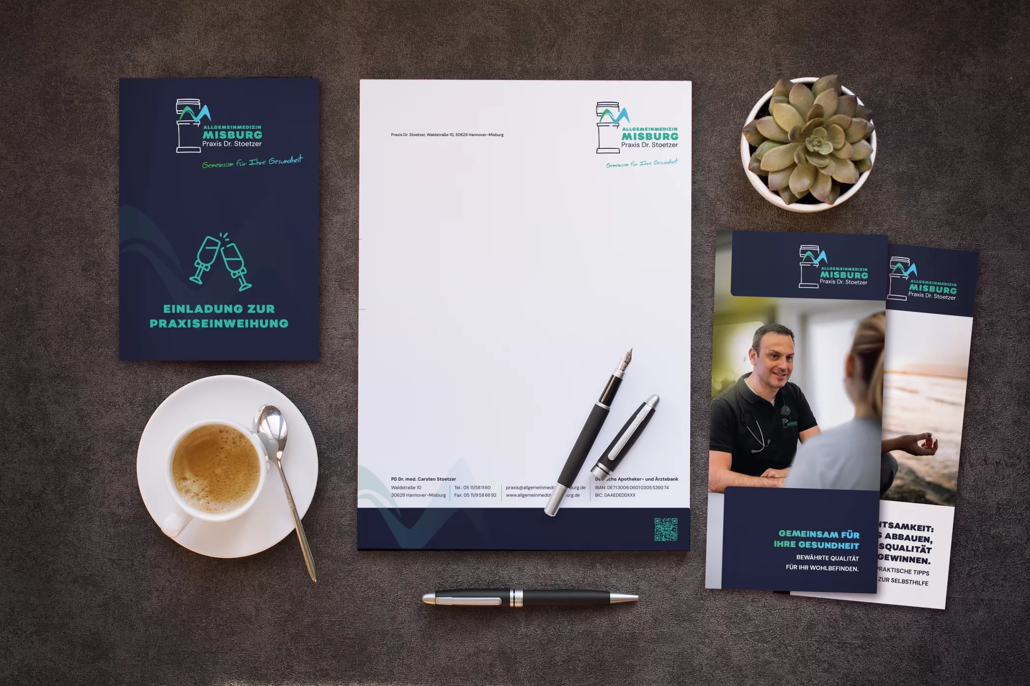 Flach gelegte Ansicht verschiedener Printmaterialien der 