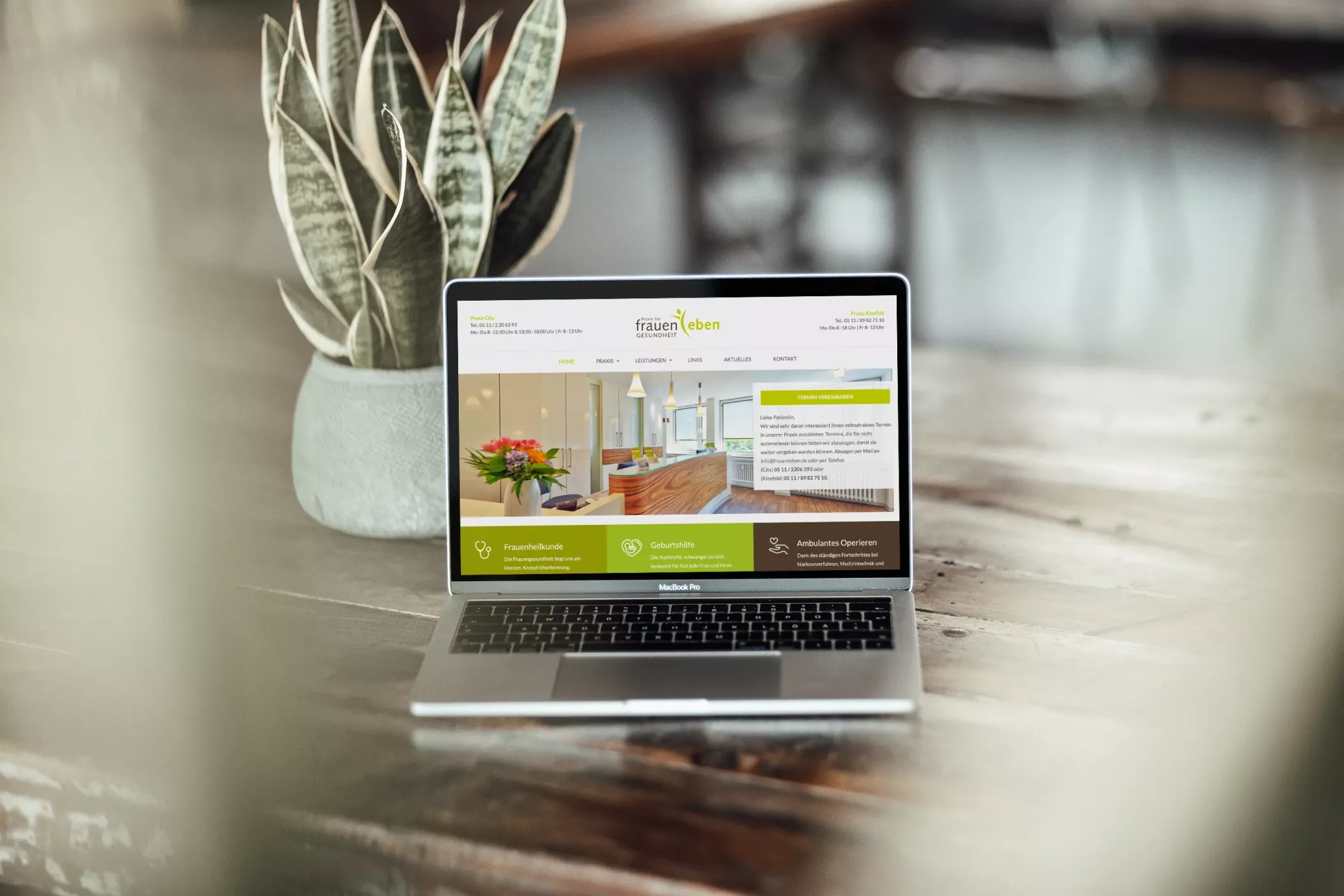 Ein Laptop auf einem Tisch zeigt die Website der Frauenarztpraxis frauenleben.