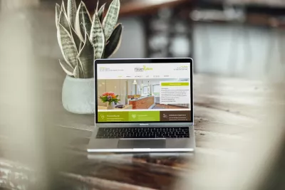 Ein Laptop auf einem Tisch zeigt die Website der Frauenarztpraxis frauenleben.