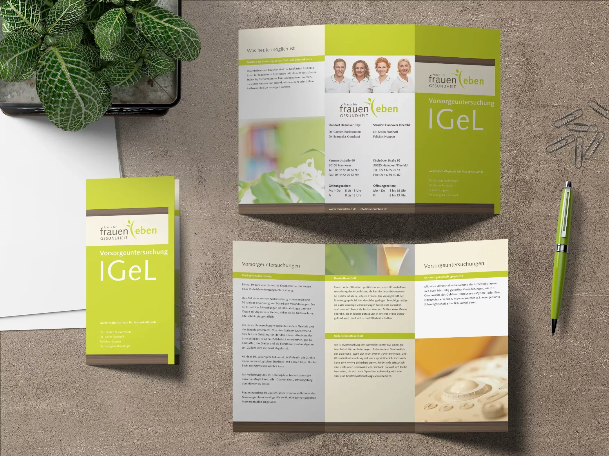 Auf einem Tisch liegen Flyer der Frauenarztpraxis frauenleben.