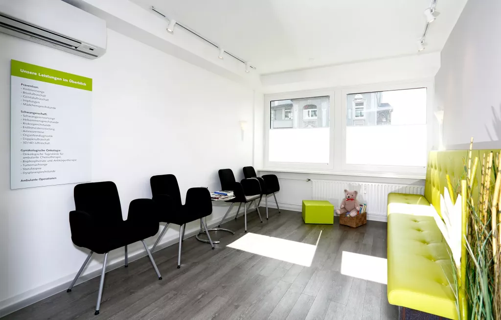Das Wartezimmer der Frauenarztpraxis frauenleben ist in schwarz/weiß und Grüntönen gehalten.