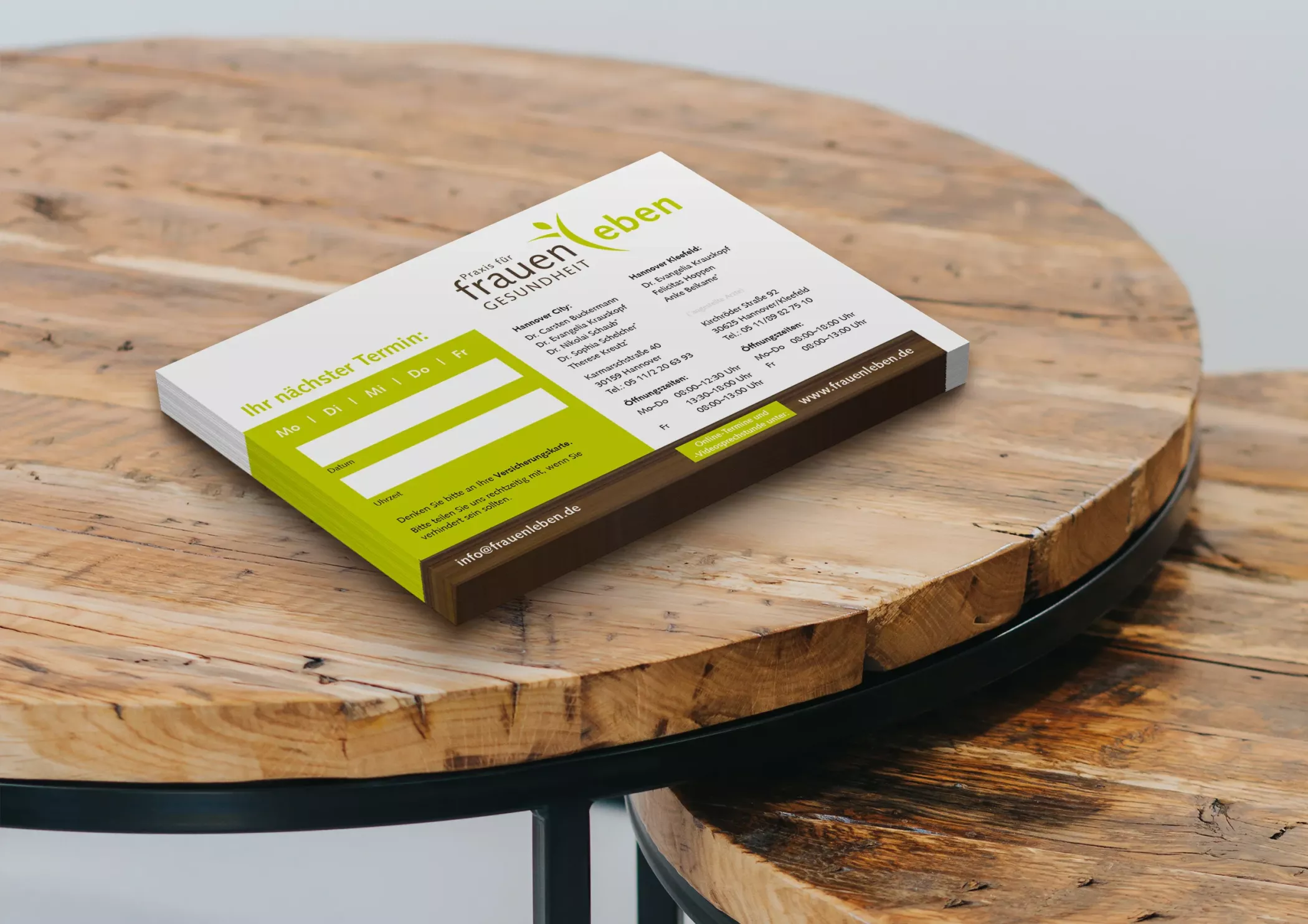 Auf einem Tisch liegen Terminvereinbarungszettel für eine Frauenarztpraxis.
