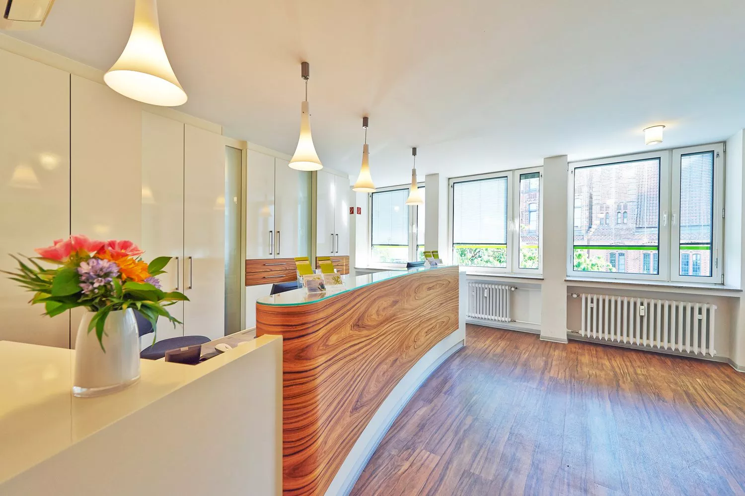 Ein Empfangstresen steht in der Mitte der Räumlichkeiten der Frauenarztpraxis frauenleben.