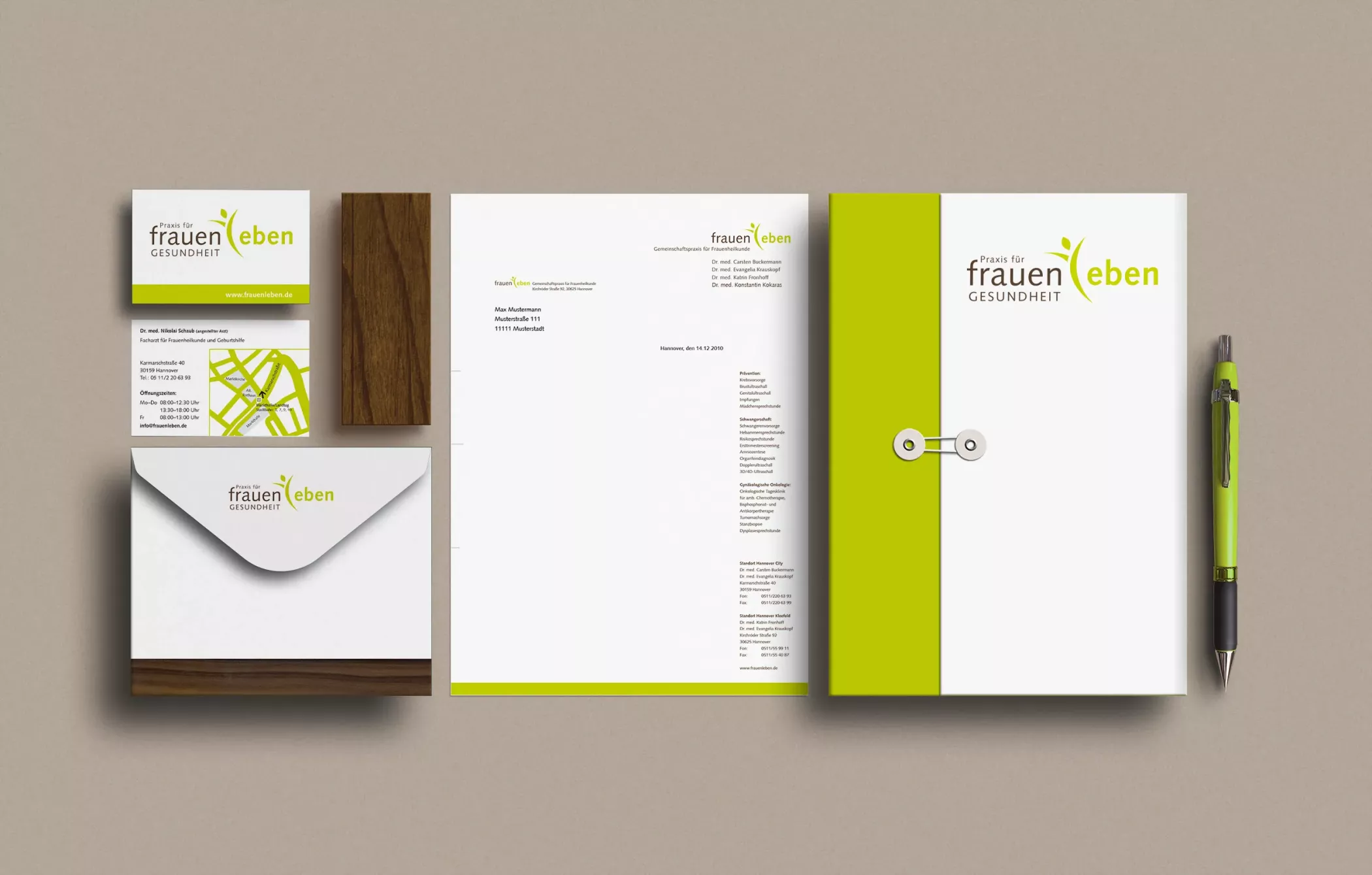 Auf einem Tisch liegen verschiedene Printmateralien der Frauenarztpraxis.