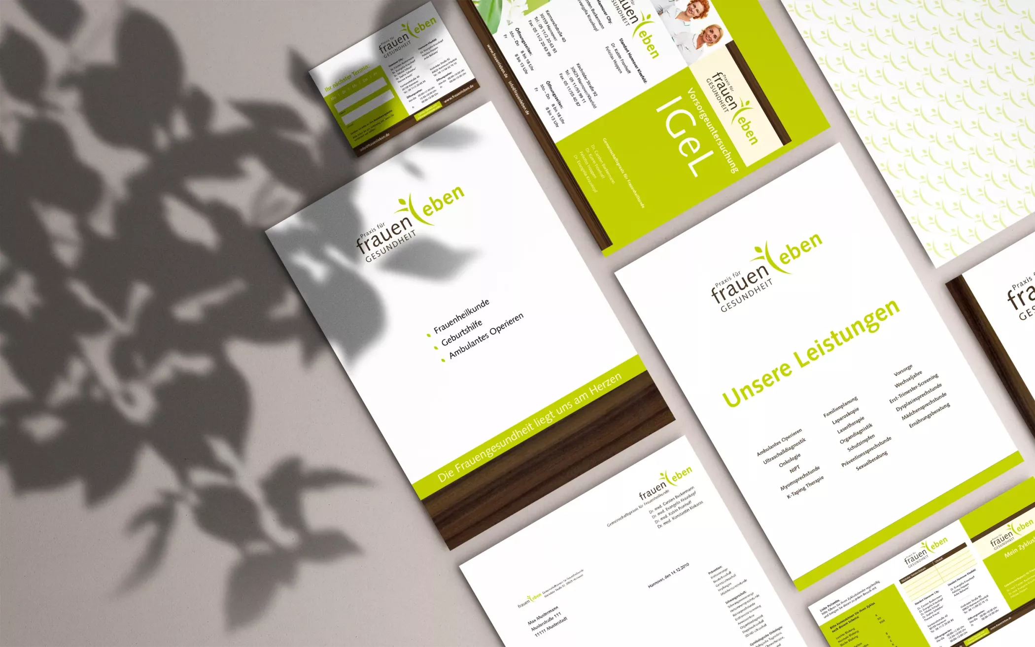 Auf einem Tisch liegen verschiedene Printmateralien der Frauenarztpraxis frauenleben.