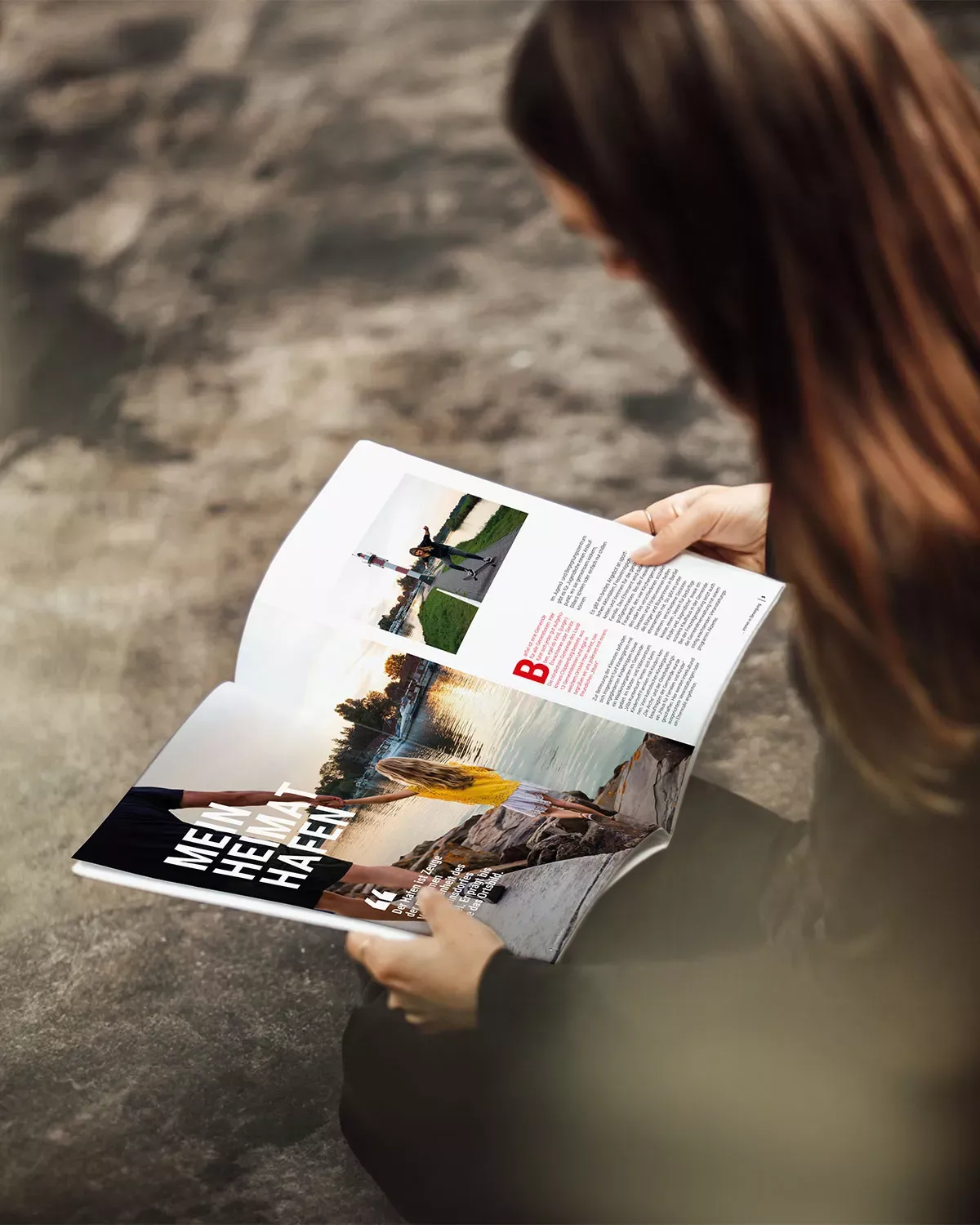 Person blättert in einer aufgeschlagenen Imagebroschüre der Gemeinde Barßel mit Fotos und Texten zu Ortsteilen, Landschaft und Leben vor Ort.