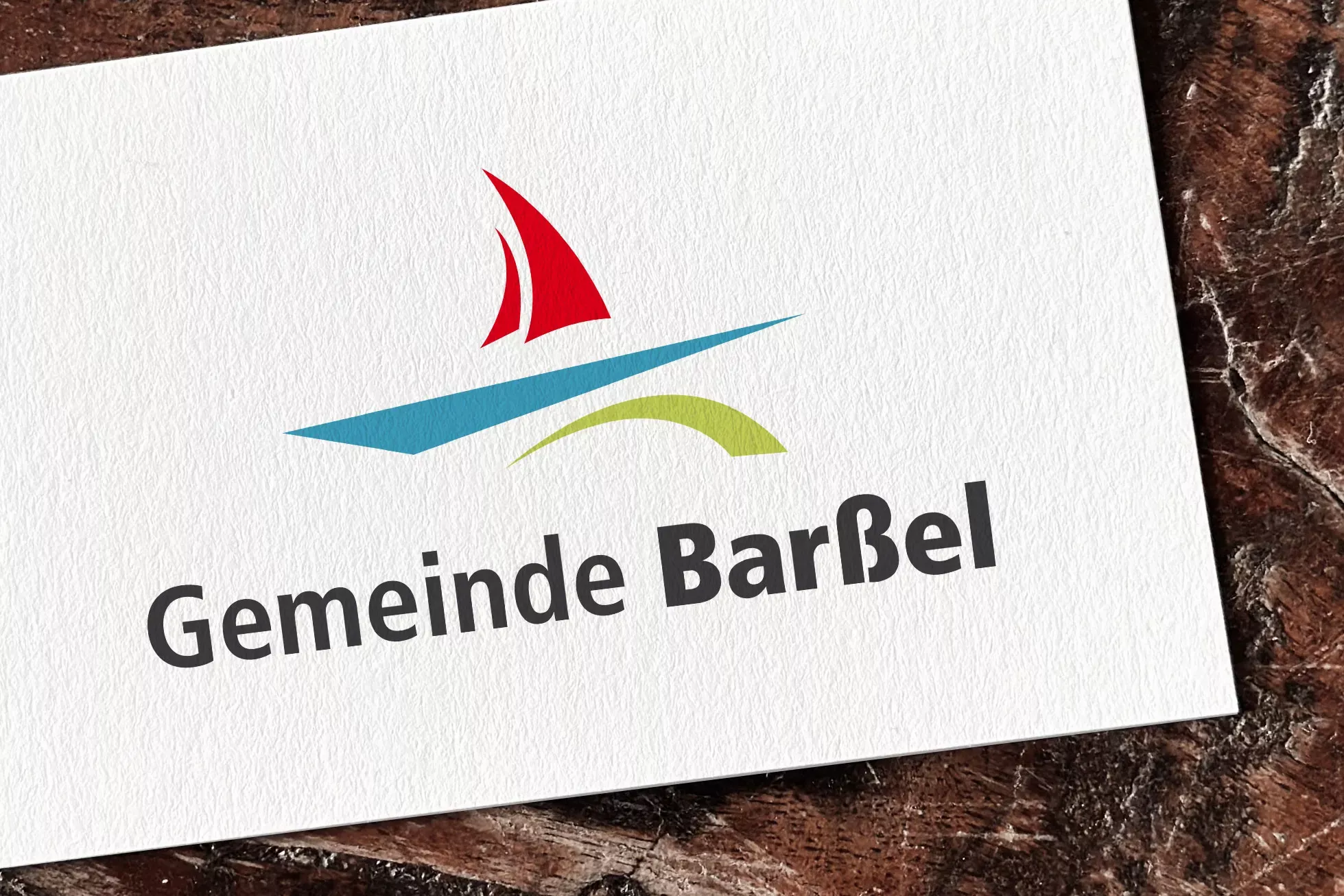 Logo der Gemeinde Barßel mit stilisiertem Segel, Kanal und Brücke als grafische Elemente zur Darstellung der drei Ortsteile.