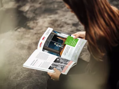 Eine Frau blättert in einem Magazin und sieht eine Anzeige von Growe