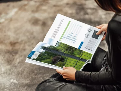 Eine Frau hält den aufgeschlagenen Harda Katalog