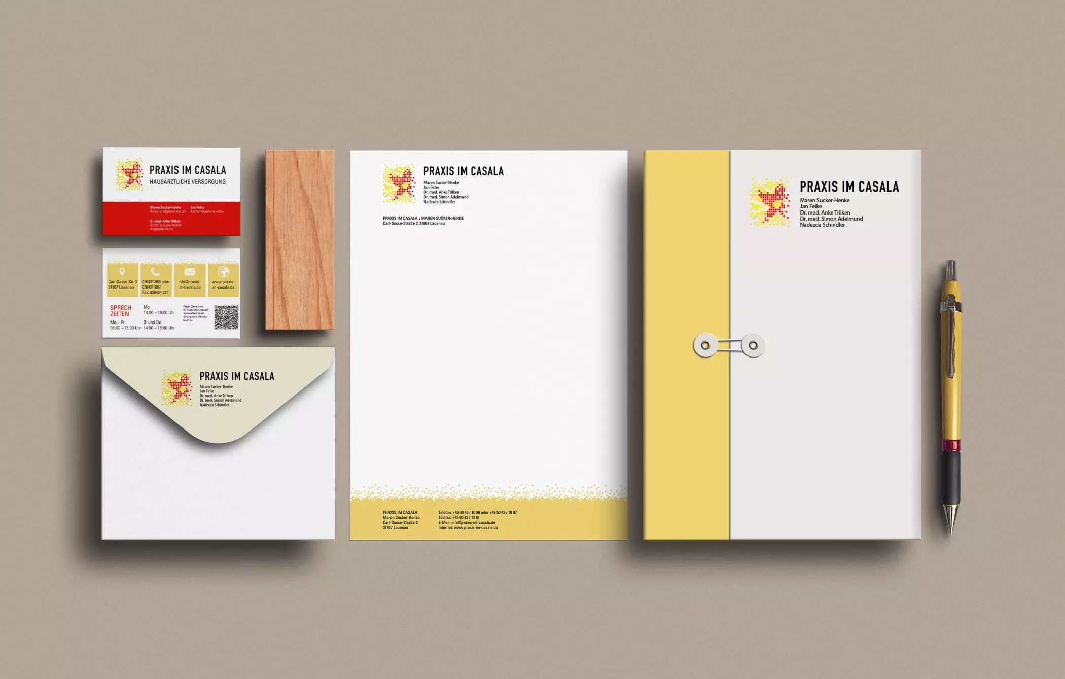 Auf einem Tisch liegen Printmaterialien der Praxis im Casala.