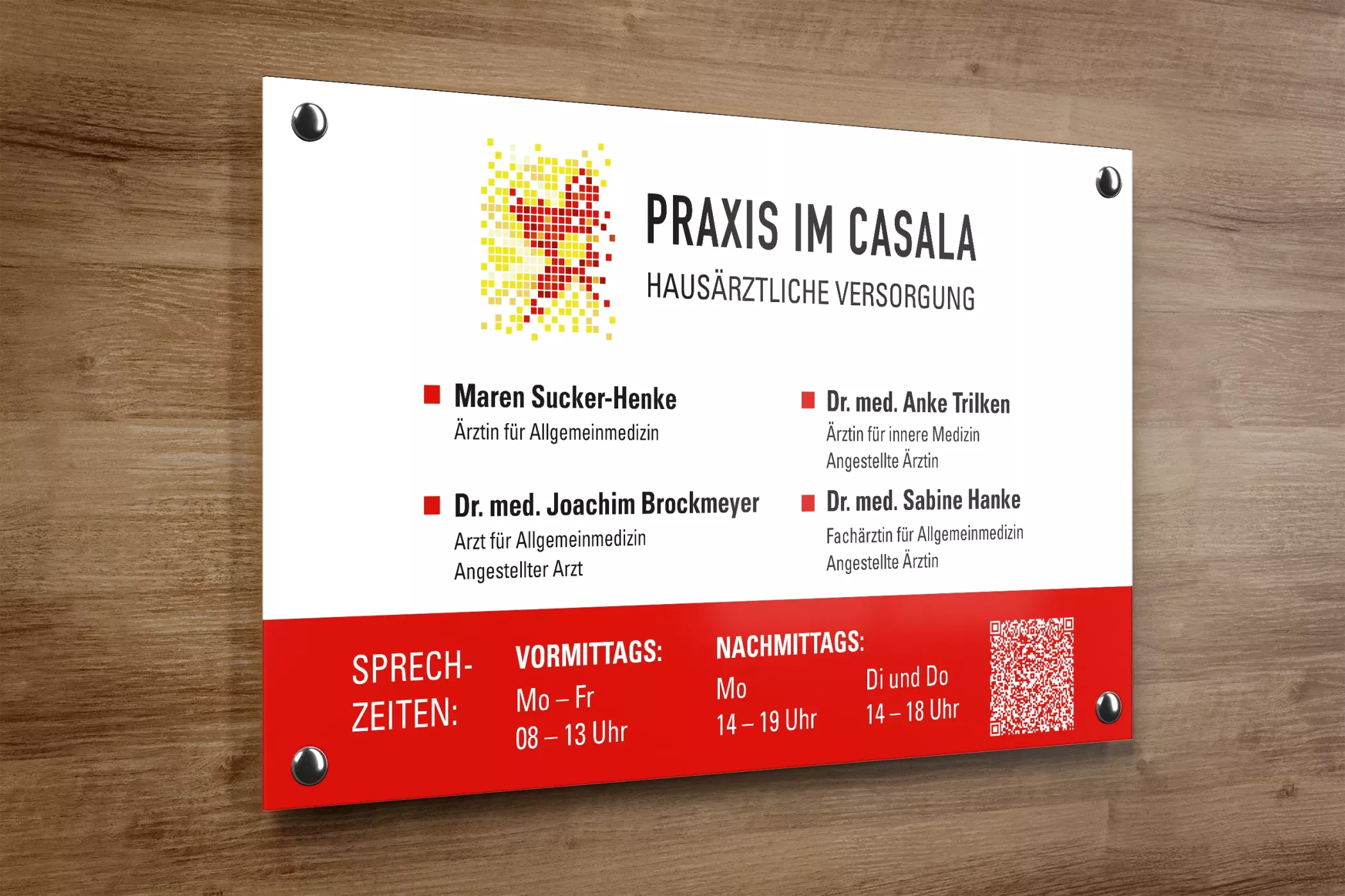 Eine Schild weist auf die Praxis im Casala und die behandelnden Ärzte hin.
