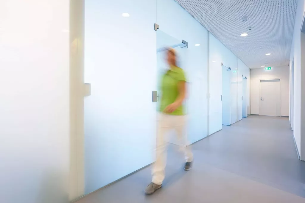 Eine Angestellte läuft durch die Räume der Praxis im Casala.