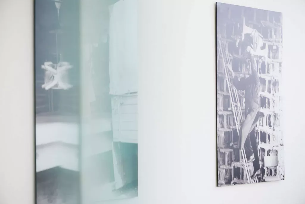 Fotos hängen in einer Arztpraxis an der Wand.