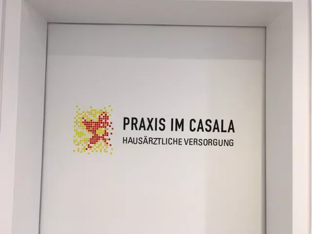 Eine Tür in der Praxis im Casala ist mit dem Praxisnamen beschriftet.