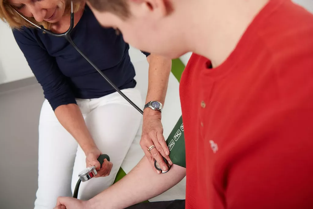 Maren Sucker-Henke misst den Blutdruck eines Patienten.