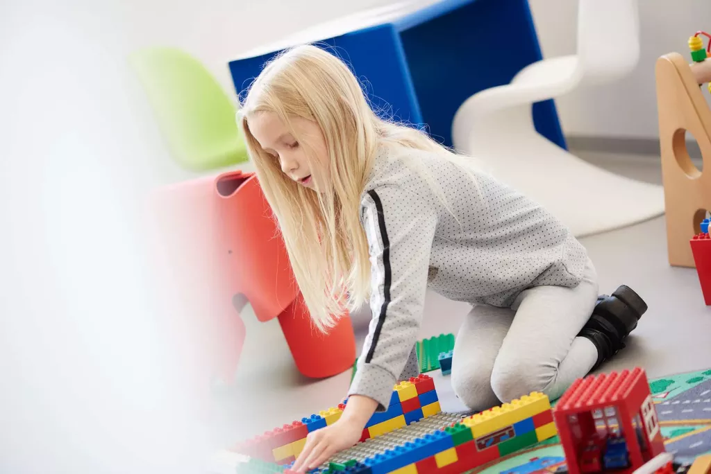 Ein Kind spielt im Wartezimmer einer Praxis.