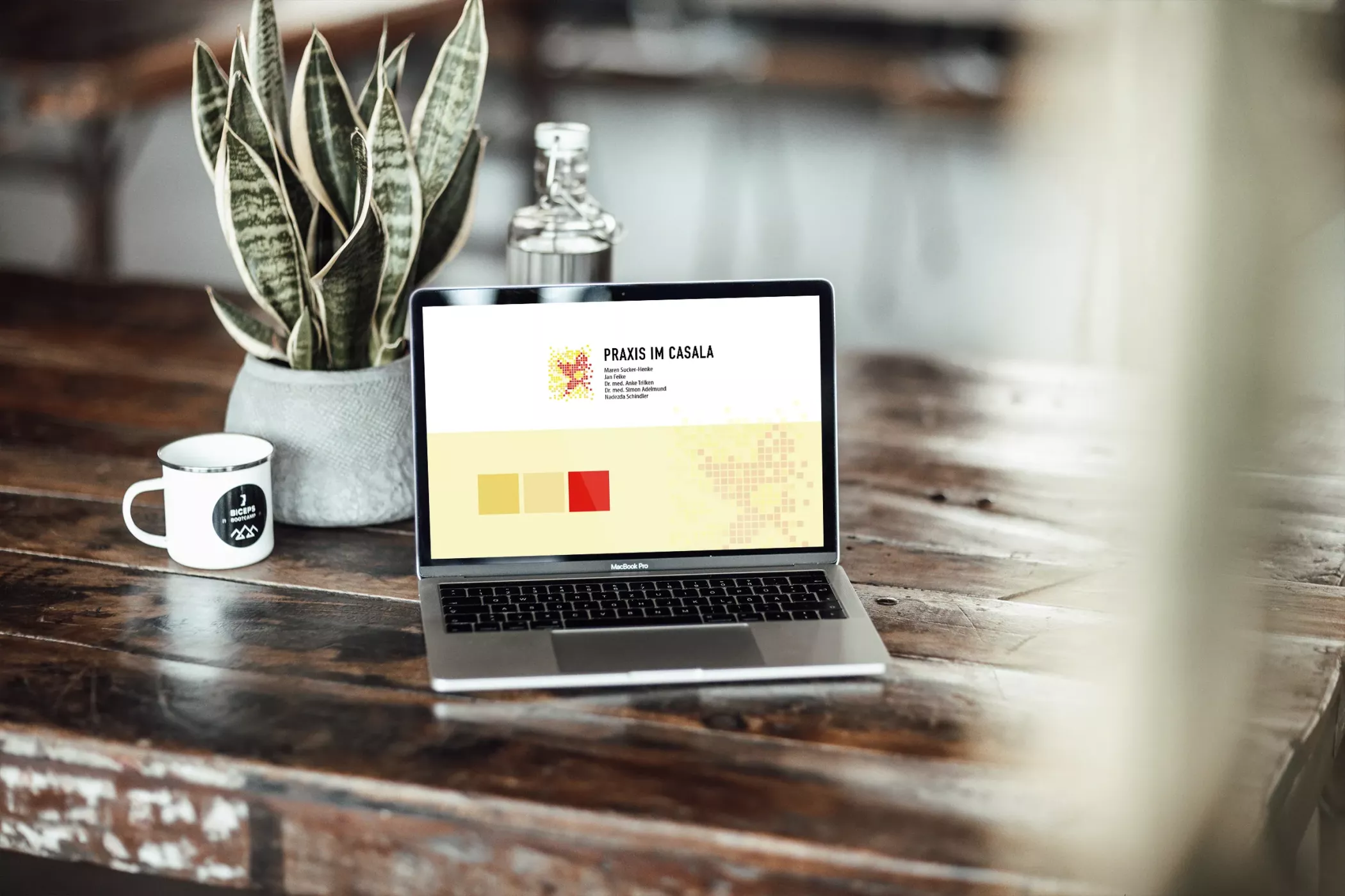 Ein Laptop auf einem Tisch zeigt die Farben der Praxis im Casala.