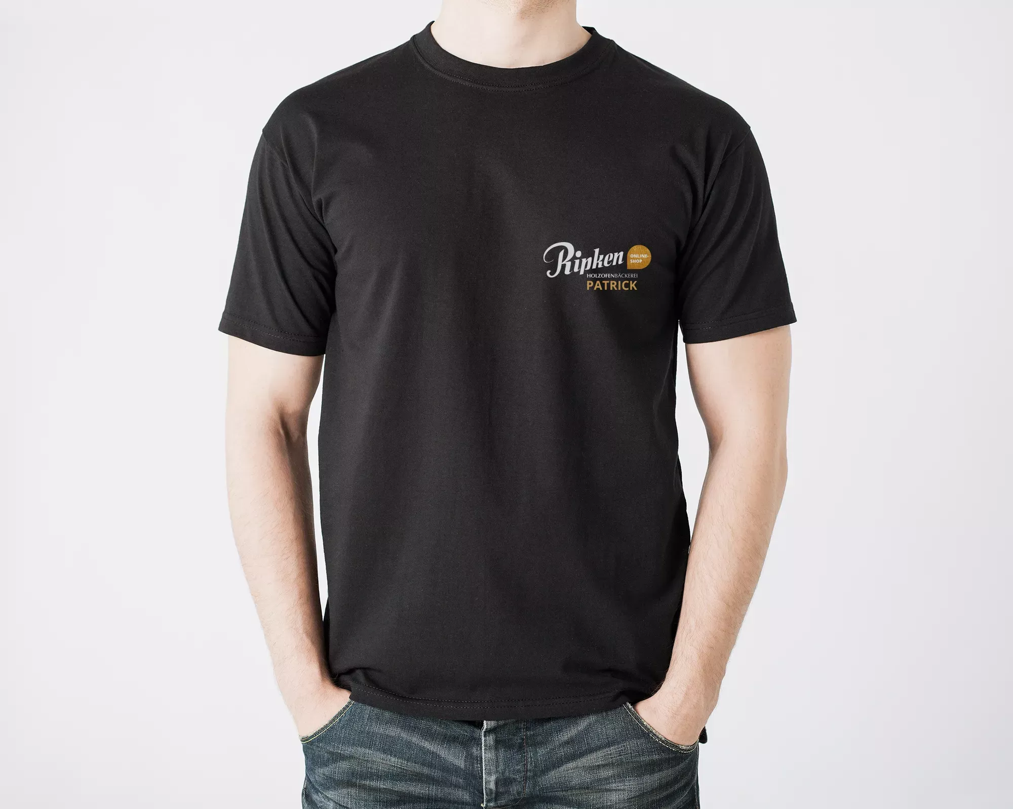 Eine Person trägt ein T-Shirt der Bäckerei Ripken.