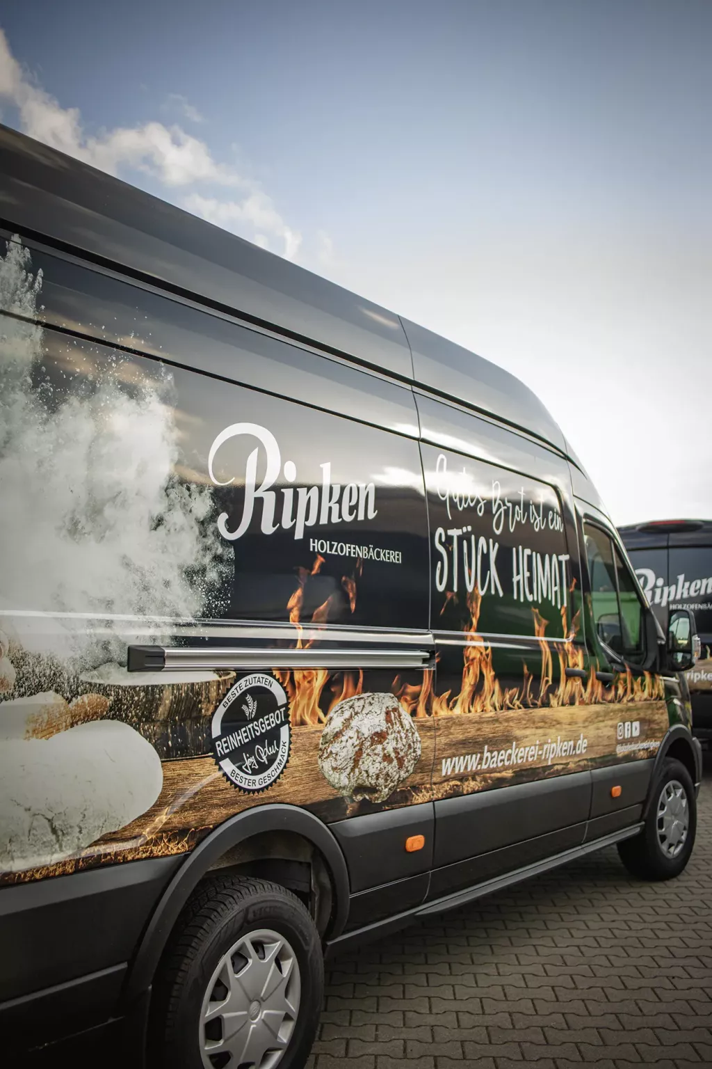 Ein Transporter ist mit dem Design der Holzofenbäckerei Ripken foliert.