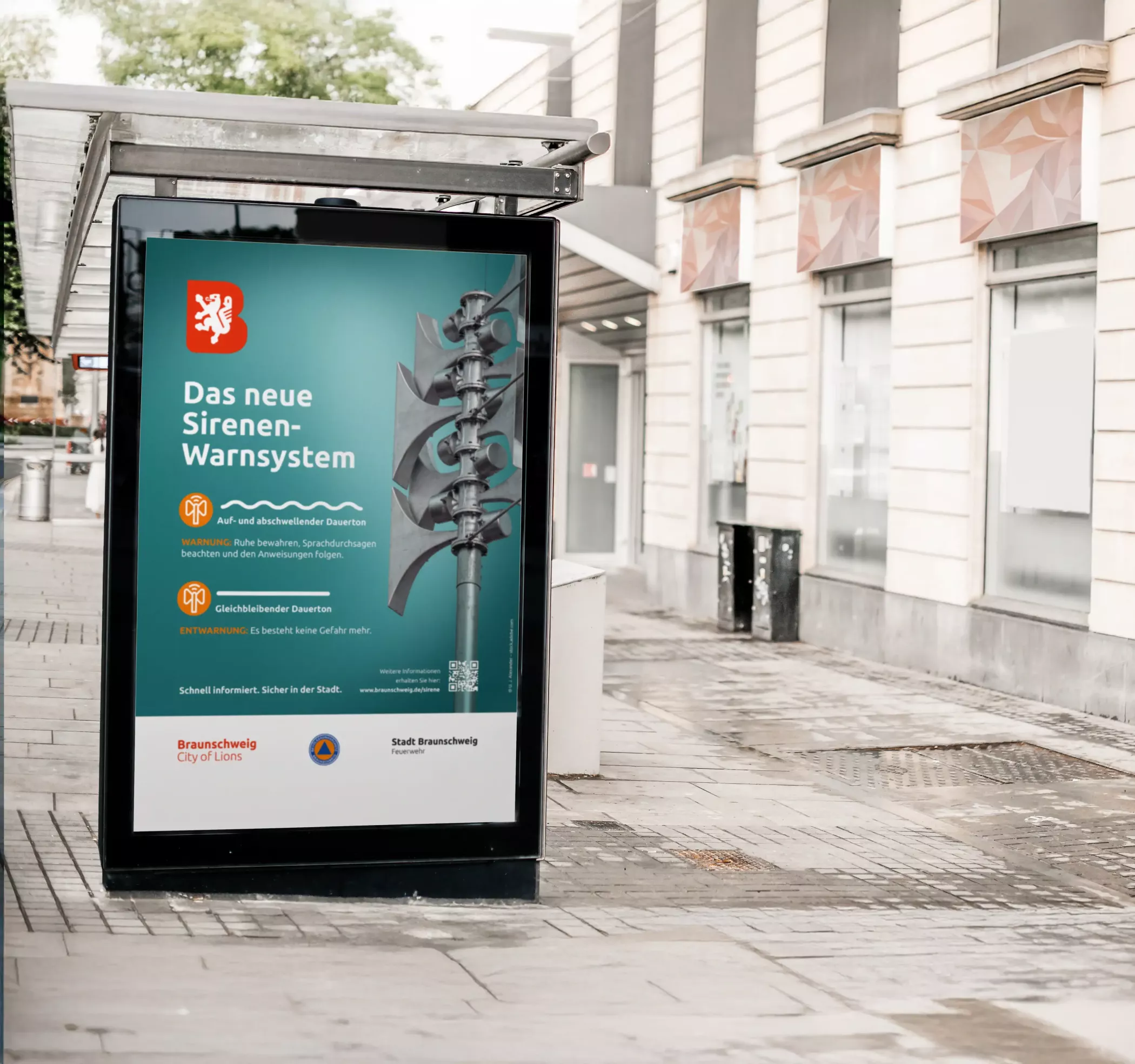 City-Light-Plakat an einer Bushaltestelle mit Motiv zur Einführung des neuen Sirenenwarnsystems in Braunschweig, inklusive Erklärung der Sirenensignale.