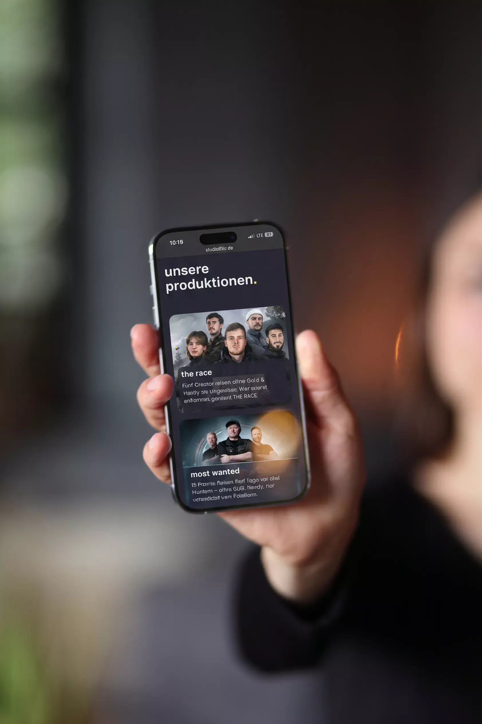 Eine Hand hält ein iPhone mit der Website von studio flitz, die die Werbeagentur BICEPS aus Braunschweig für die Kölner Produktionsfirma entwickelt hat.
